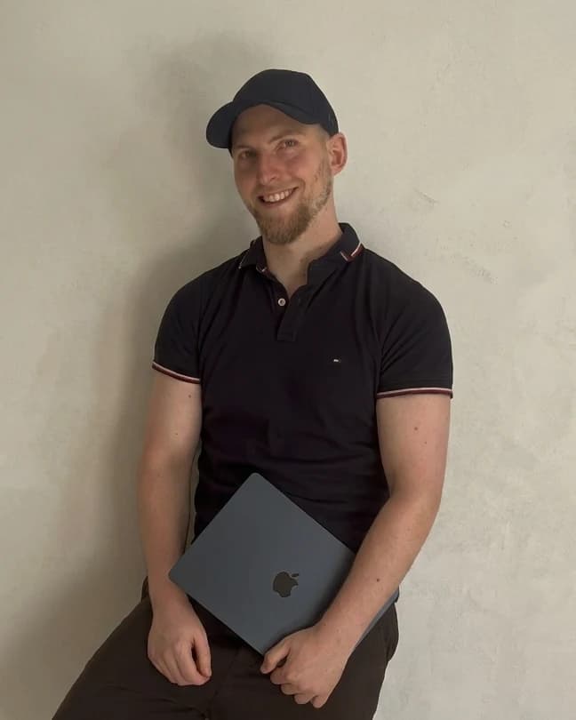 Kevin Sydow mit seinem Laptop