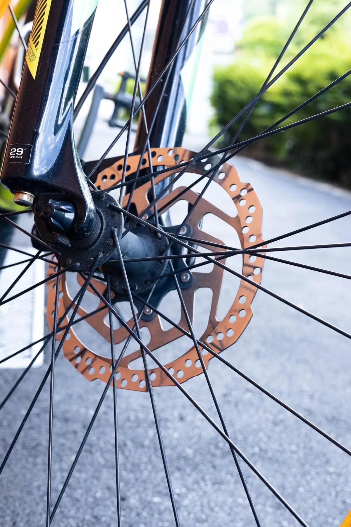 Nahaufnahme einer E-Bike-Bremsscheibe mit Speichen im Detail