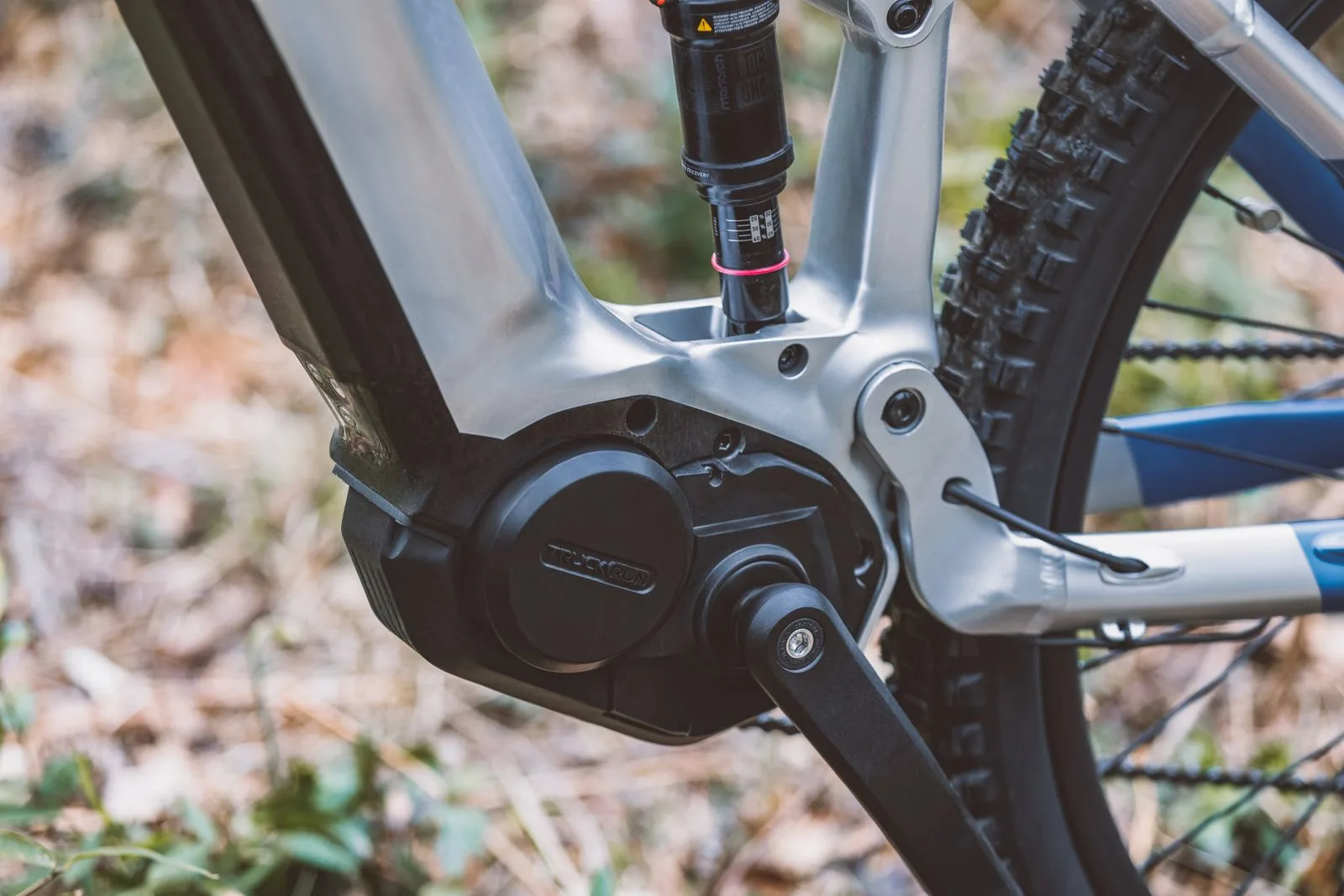 Detailansicht eines E-Bike-Mittelmotors am Rahmen